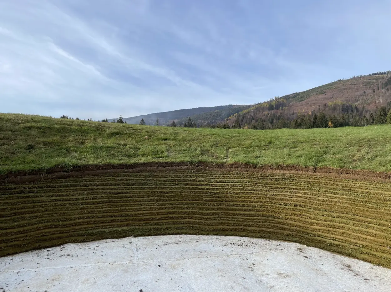 Efficient golf bunker maintenance