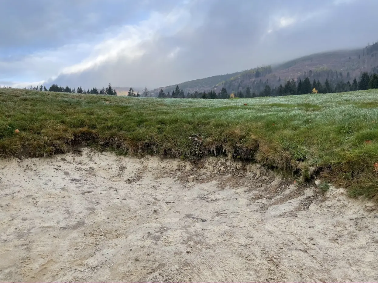 Efficient golf bunker maintenance